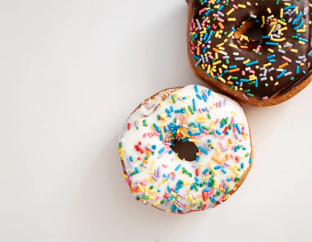 Renkli süslemelerle hazırlanmış donutlar