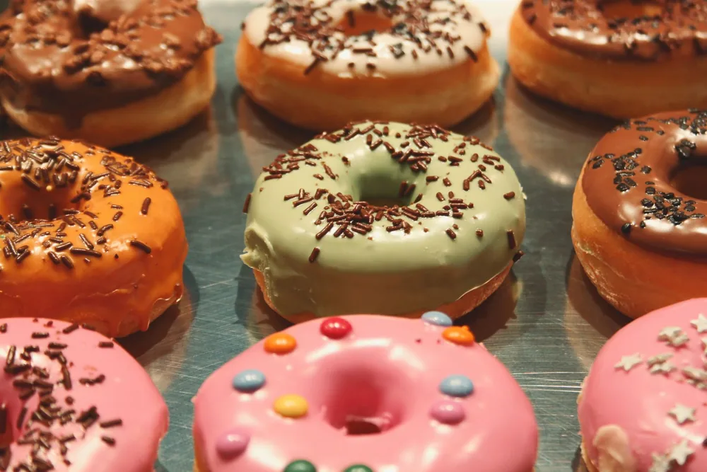 Farklı şekillerde ve süslemelerde donutlar