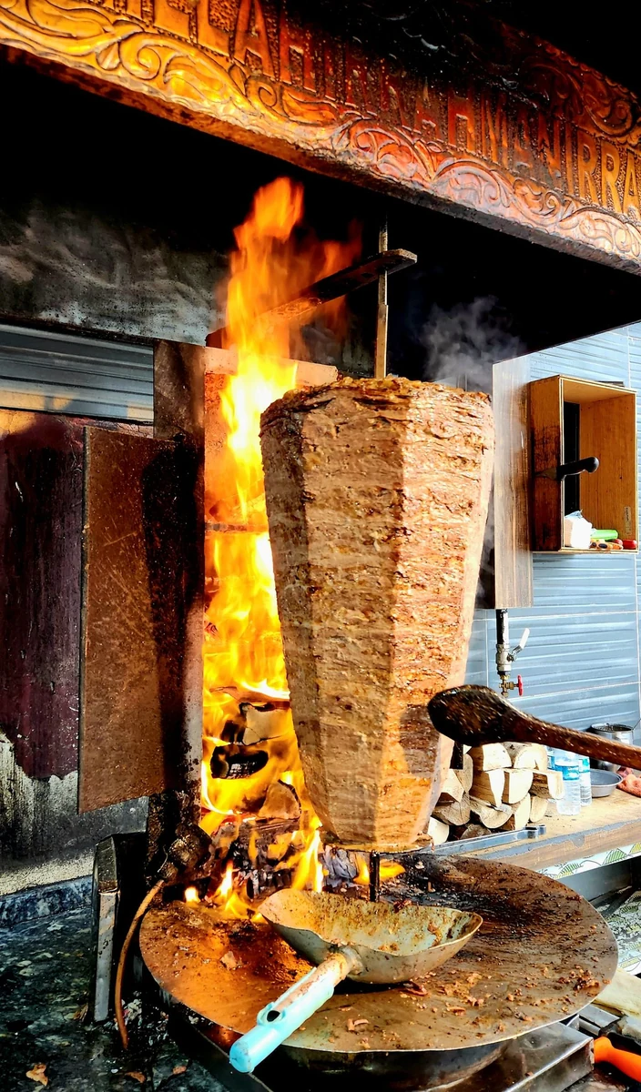 Dönerin ateş üzerinde pişirilmesi