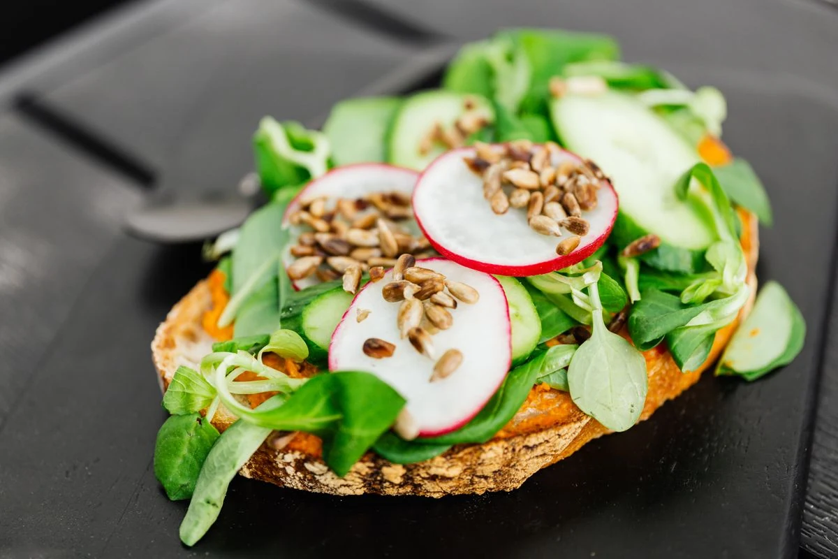 Sebzeli bitkisel içeriklerle hazırlanmış açık ekmek ve tost